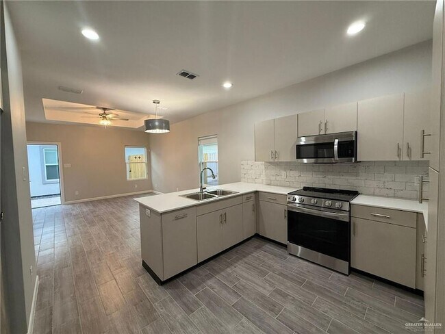 Building Photo - 817 Dove Ave