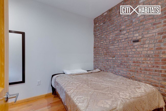 Building Photo - 202 MOTT St