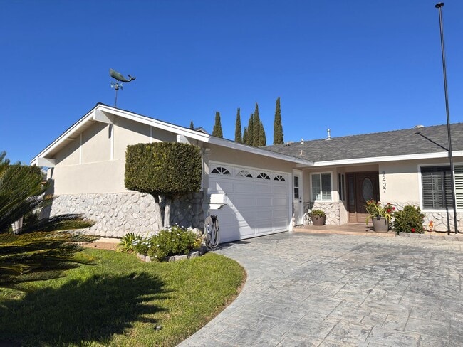 Building Photo - Updated 3-Bed Home with Oversized Garage & Huge Driveway