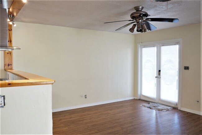 Entrada frontal a una gran área familiar - 3304 Florida Blvd