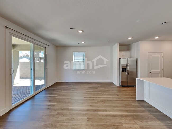 Building Photo - 5856 Vaes Dothrak St