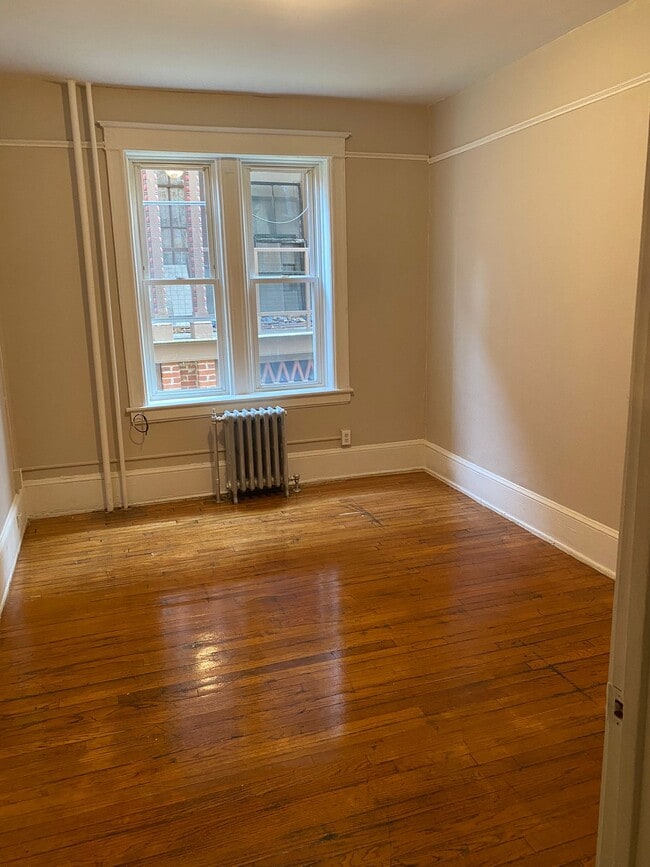 Large Bedroom - 24 Barclay St