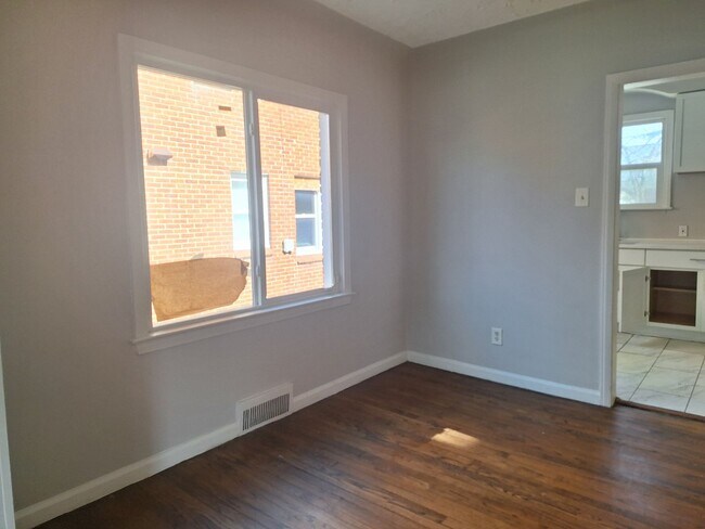 Foto del edificio - Charming 4 bedroom bungalow freshly updated