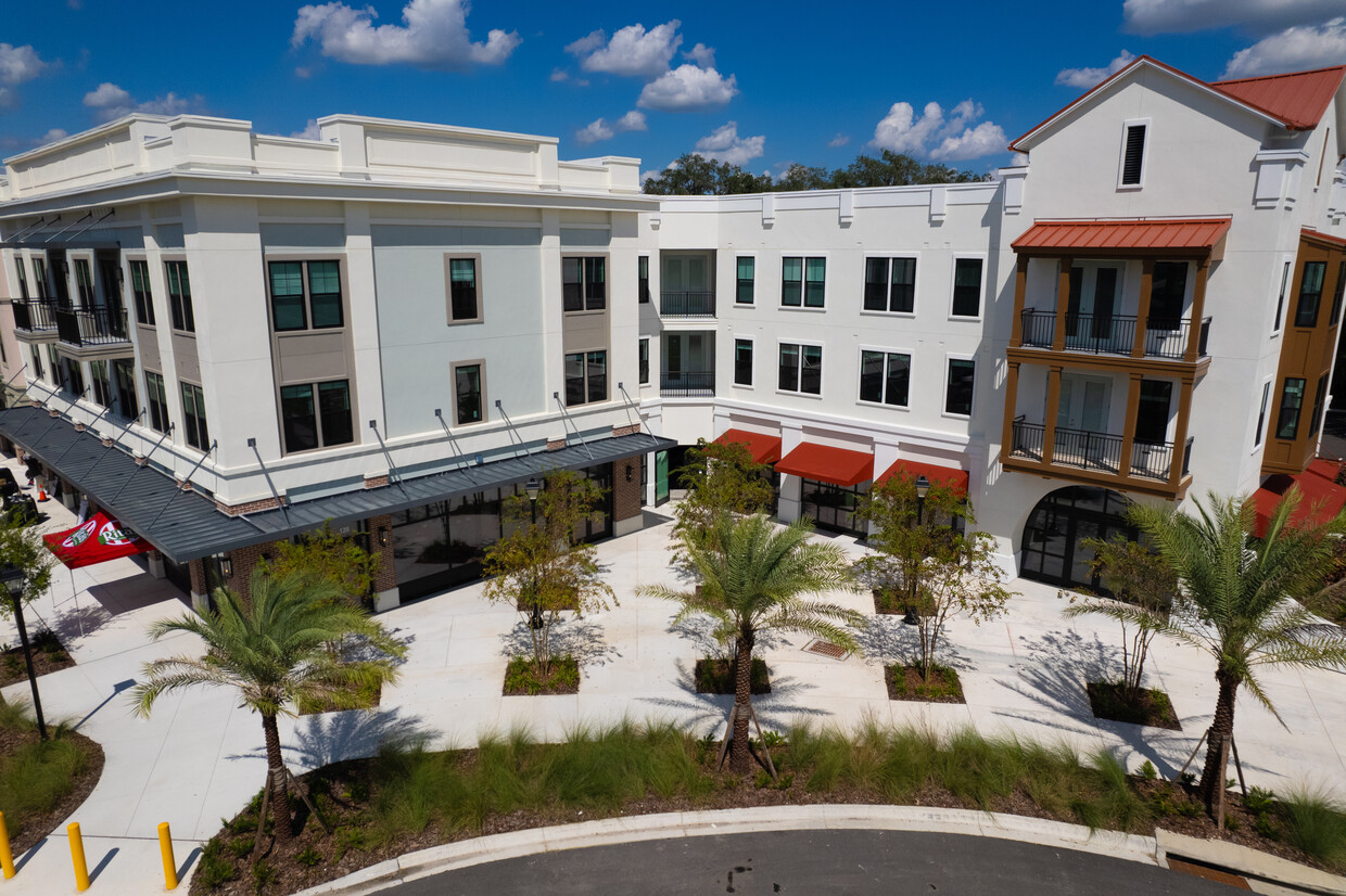 Foto principal - The Flats at Avalon Park Wesley Chapel