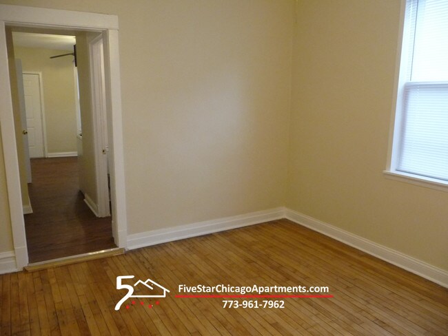 Foto del edificio - 3552 W Belmont Ave