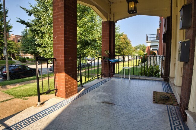 Foto del edificio - Charming 2-Bedroom South City Apartment with Historic Character