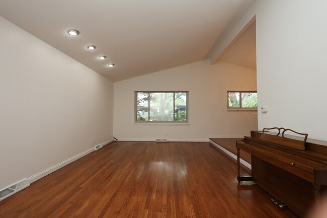 Foto del edificio - 613 Leamington Ave
