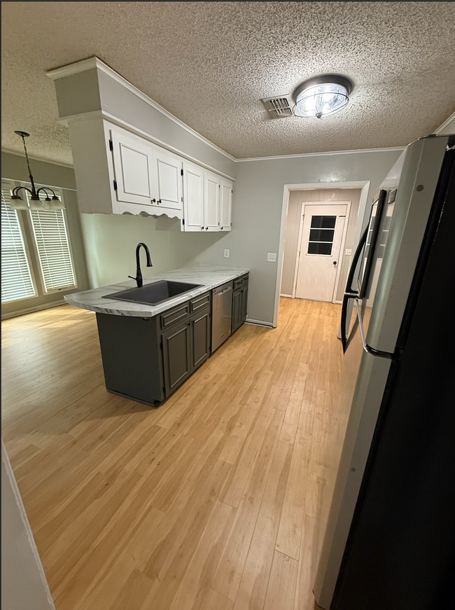 Foto del edificio - Charming 3-Bedroom Home with Bonus Room & ...
