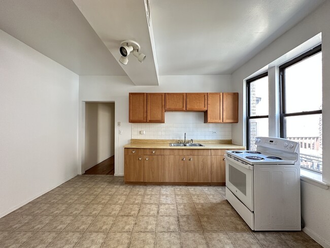Building Photo - 3147 W Medill Ave