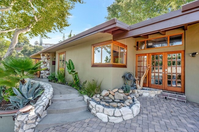 Building Photo - HOLIDAY SPECIAL***2 WEEKS FREE** 3 Bed/2 Bath Oasis in Royal Woods - Available Now