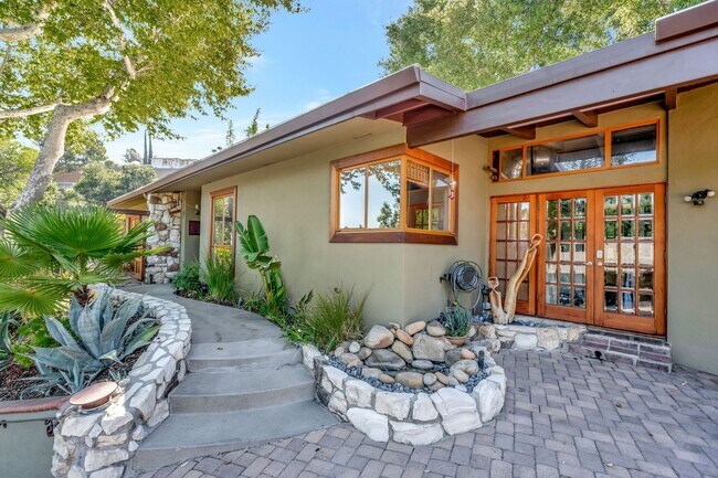 Foto del edificio - HOLIDAY SPECIAL***2 WEEKS FREE** 3 Bed/2 Bath Oasis in Royal Woods - Available Now