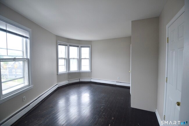 Foto del edificio - 2343 Barnum Ave