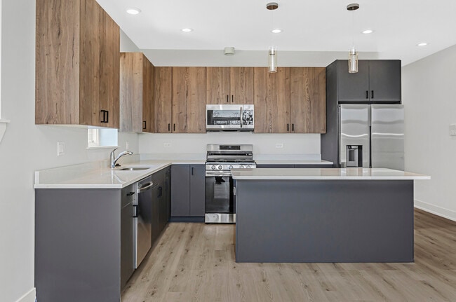 Building Photo - 623 E 60th St