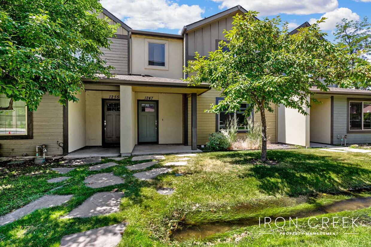 Foto principal - Open Floorplan Townhome with 3 suites