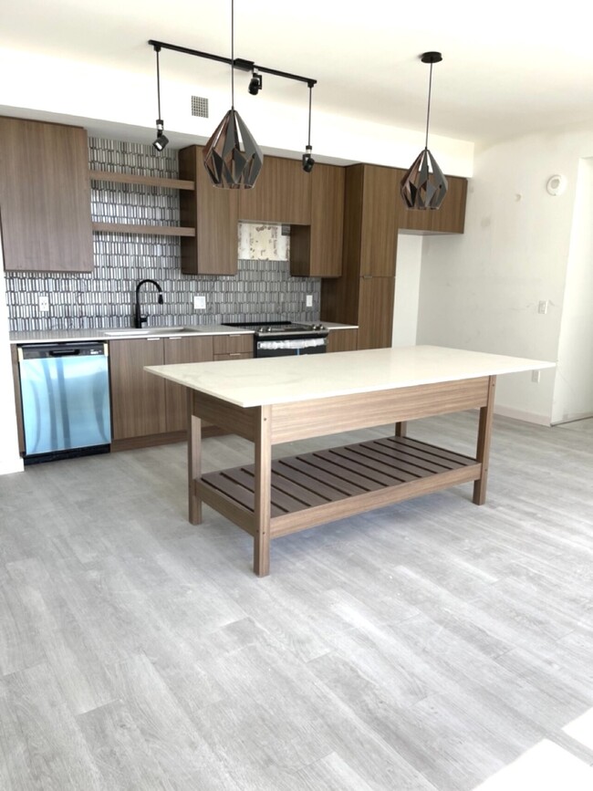 Building Photo - 2 Months Free + $0 App/Admin! | N. Fort Worth