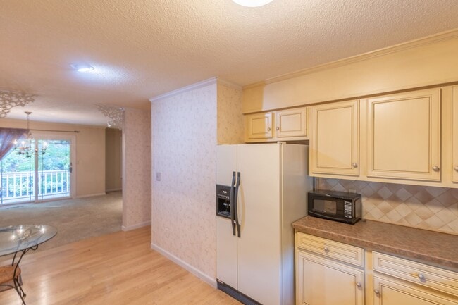 Building Photo - End unit 2 bedroom 2 bathroom Condo
