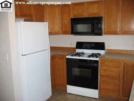 Foto del edificio - Affordable Spacious, Split-Level 4 Bedroom...
