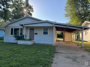 Building Photo - 702 N Lone Pine Ave
