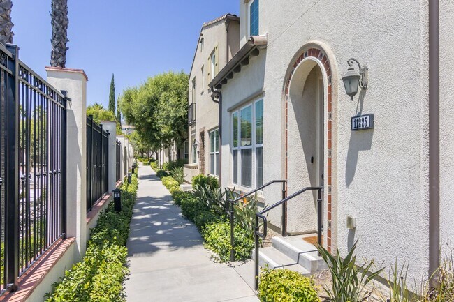 Foto del edificio - Updated 4-Bedroom Townhouse in Prime Porte...