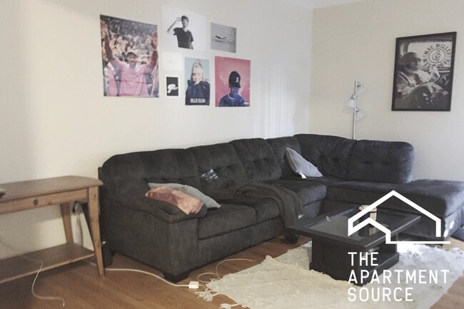 Building Photo - 917 W Waveland Ave