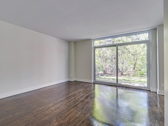 Building Photo - 95 Decarie Cir