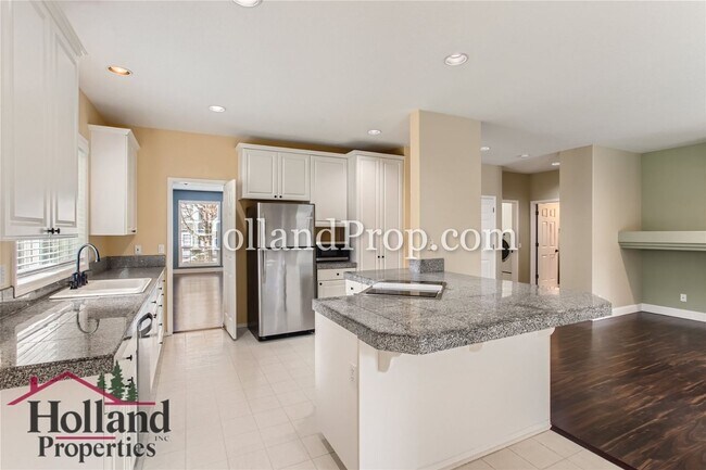 Foto del edificio - Beautiful 3-Bedroom Home with Dual Living Spaces & Private Backyard