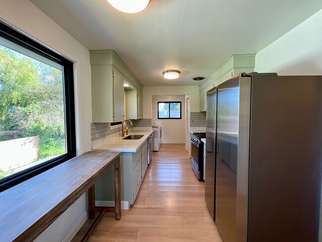 Building Photo - Charming 1-Bedroom with Fresh Renovations ...