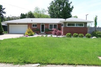 Building Photo - 929 Kenmoor Ave SE