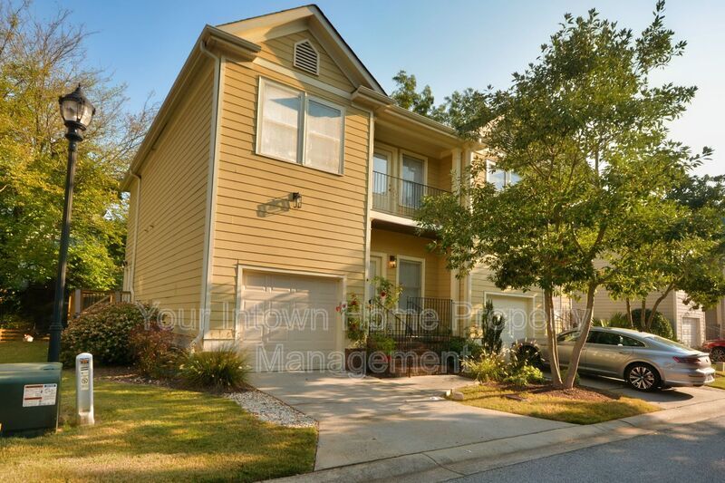 Foto principal - 652 Irwin St NE