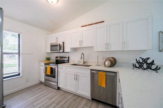 Building Photo - 1194 Hyacinth Pl