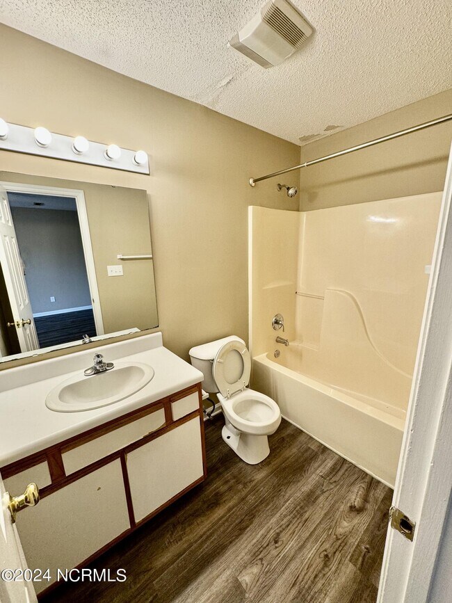 Building Photo - 2705 Bluff View Dr