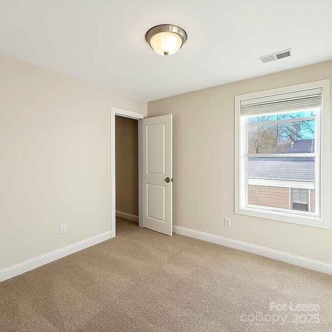 Building Photo - 3024 Seymour Dr