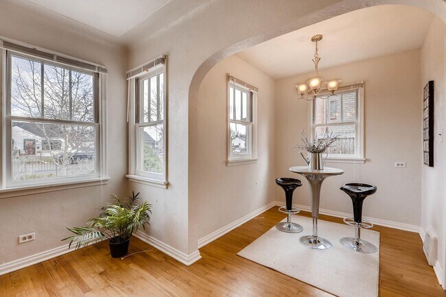 Foto del edificio - Charming Main Floor Apartment with Private One-Car Garage