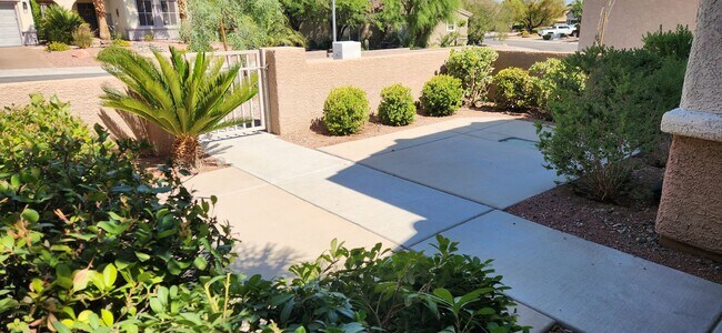 Foto del edificio - FRESHLY PAINTED 2 Bedroom Patio Home in Ag...