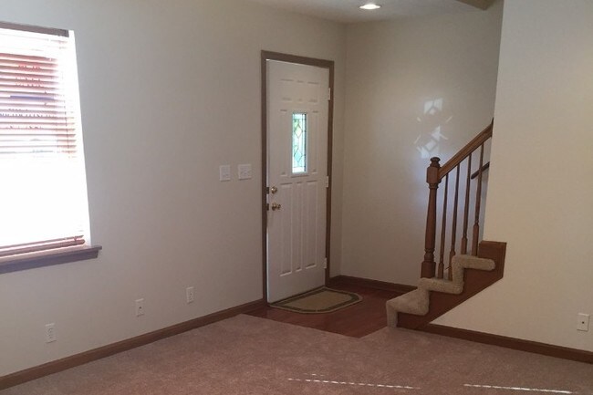 Front entry/living room - 207 Kensington Ct