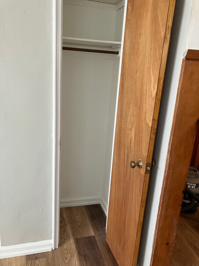 ARMARIO - 4322 Schenck Ave