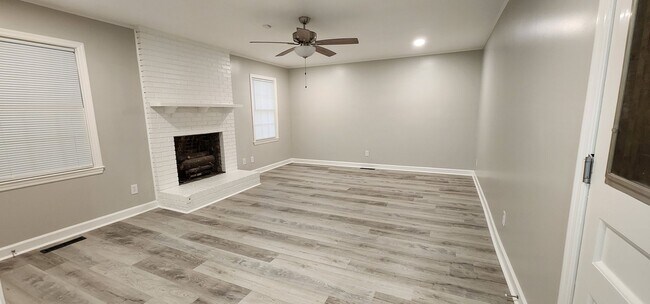 Foto del edificio - Charming Cul-de-Sac Home with Sunroom, Den...