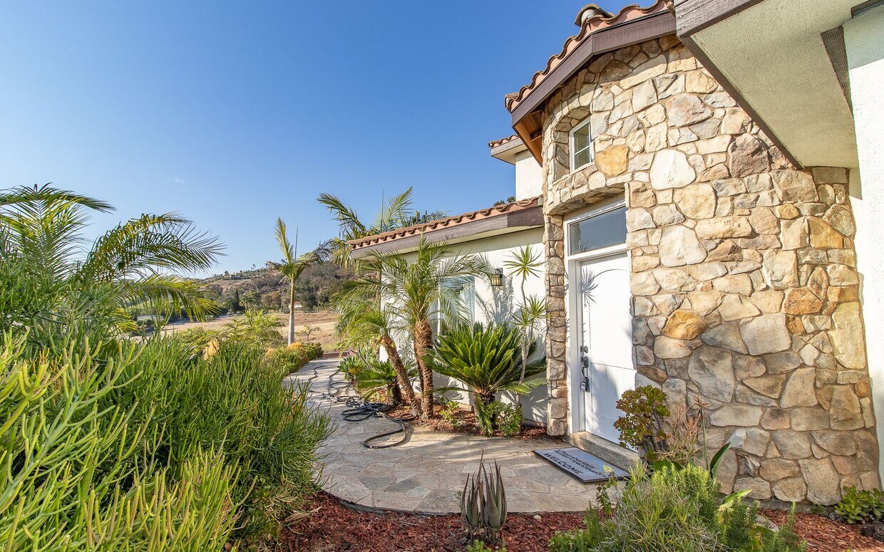 Foto principal - Must-See Home w/ Gorgeous Views and Gourme...