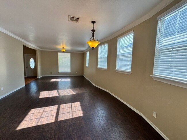 Foto del edificio - 826 W Kansas Ave