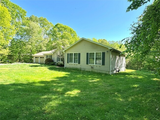 Building Photo - 26 Sallys Ln
