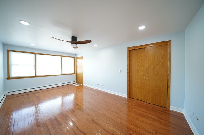 Building Photo - 8548 W Lawrence Ave