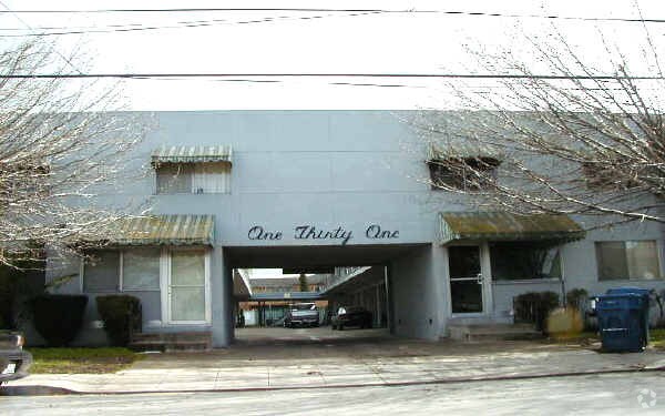 Building Photo - 131 Oak Ave
