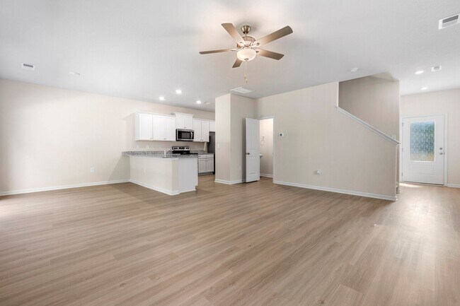 Building Photo - Brand New Home is great Community!