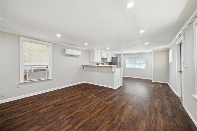 Building Photo - 703 E Fayle Ave