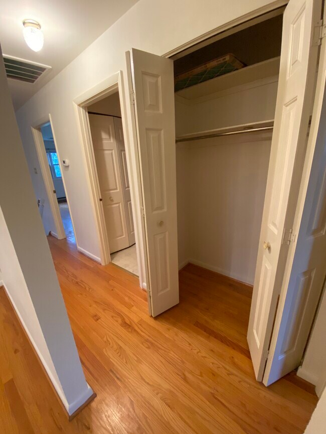 pasillo - 923 St Clair St