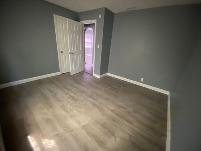 Building Photo - 1215