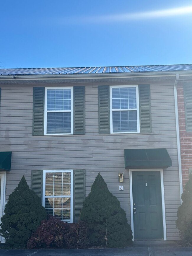 Foto del edificio - Coming Soon! 2 Bed/1.5 Bath townhouse in Gray $1350 near shopping, restaurants, 1-26 and TRI-Citi...