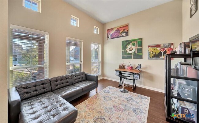 Foto del edificio - 3701 Castleton Dr