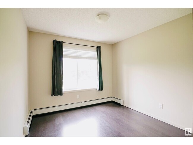 Photo du bâtiment - 348 Windermere Rd NW