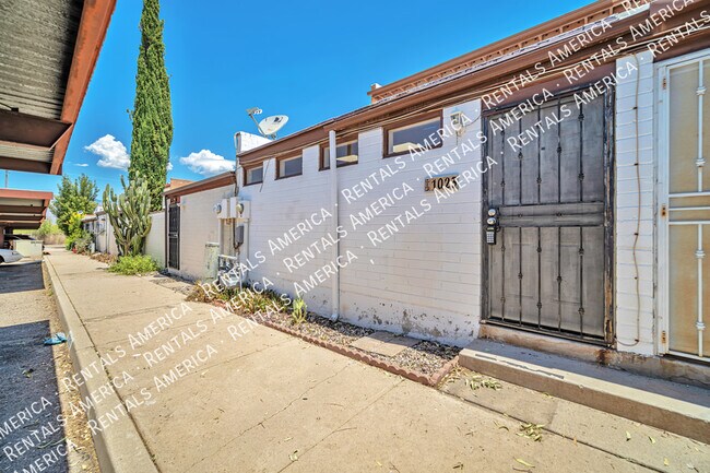 Foto del edificio - 1023 N Bedford Dr